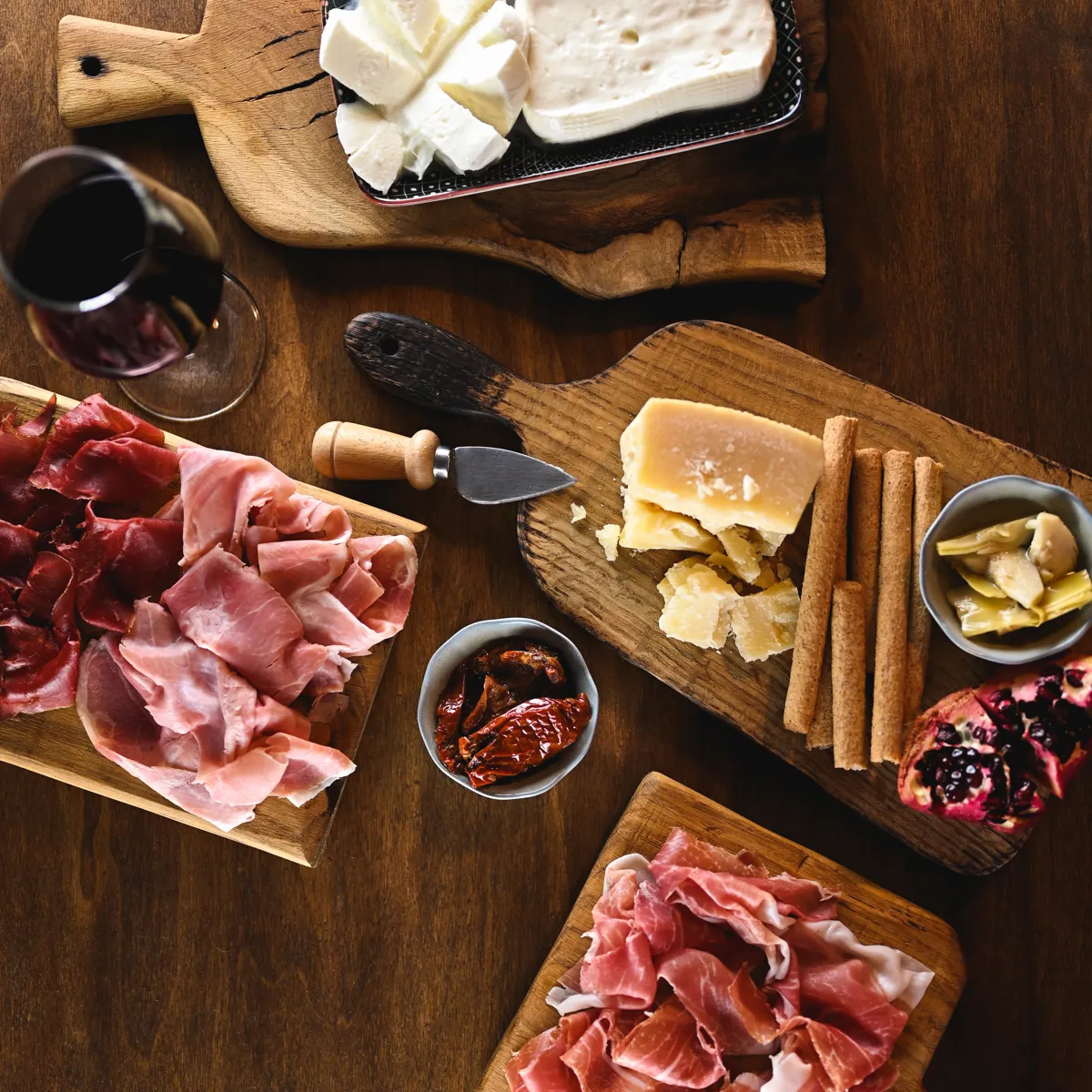 Brotzeitbretter mit Speck, Käse, Wein etc.