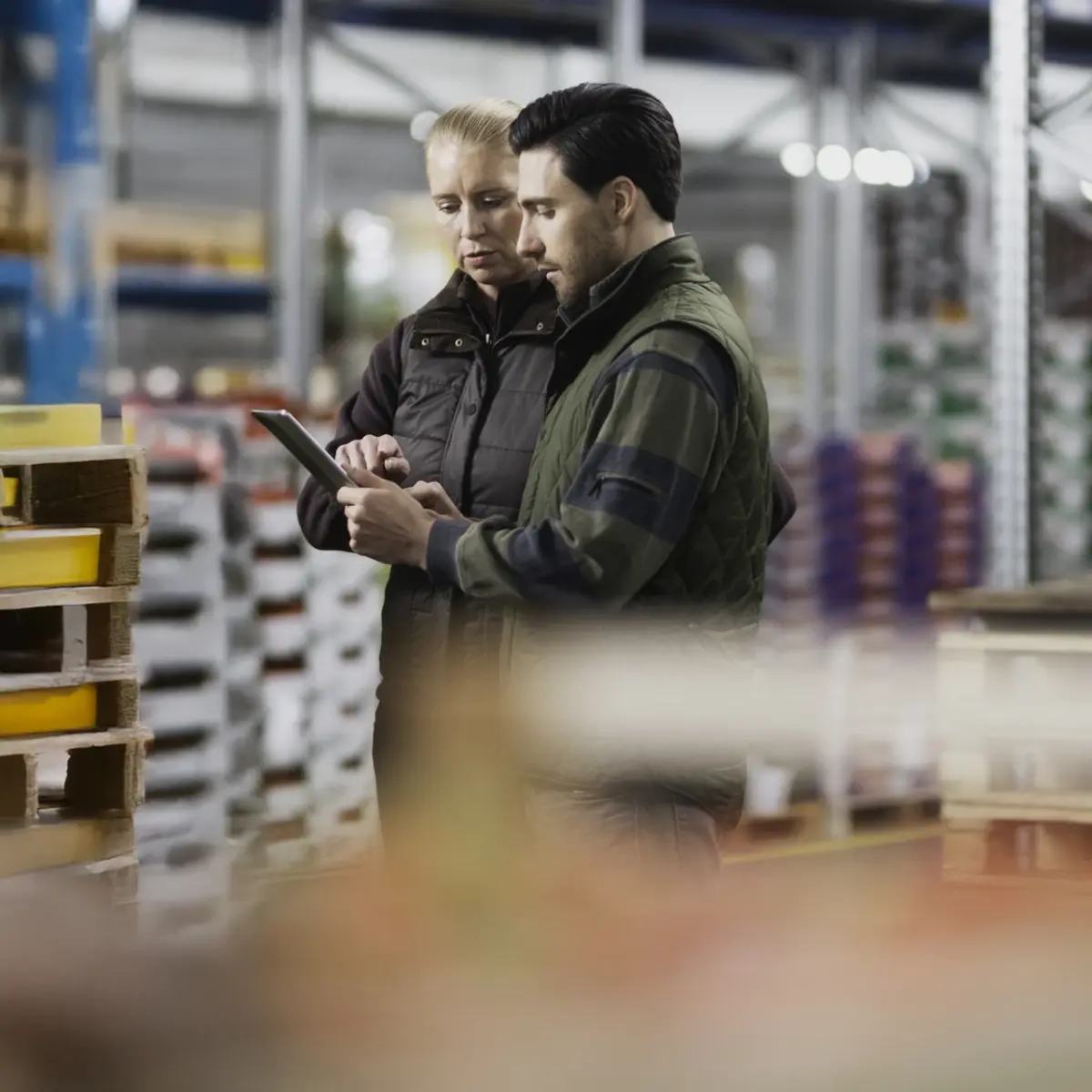 Zwei Logistik-Mitarbeiter prüfen den Bestand am Tablet