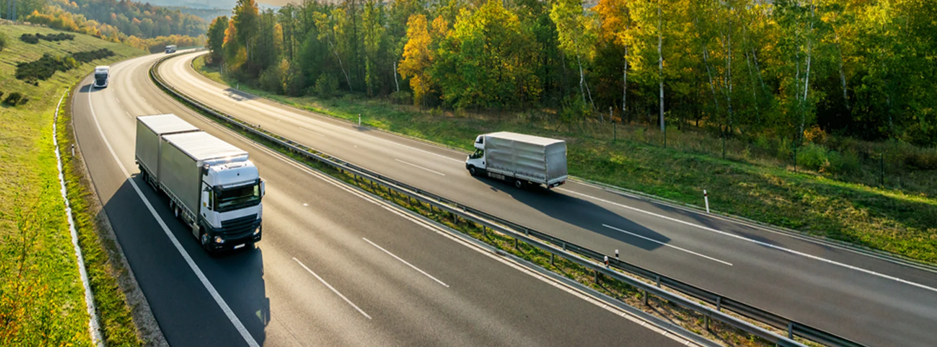 Luftaufnahme von Autobahn mit diversen LKW's