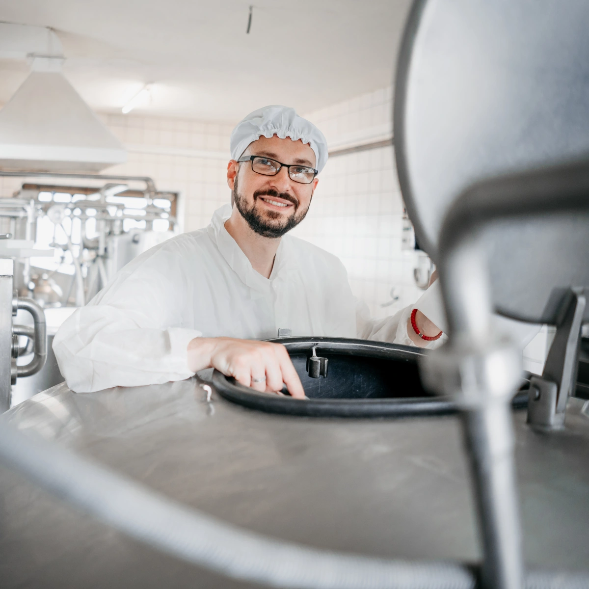 Molkerei-Mitarbeiter prüft die Qualität bei Oberland eG in Miesbach